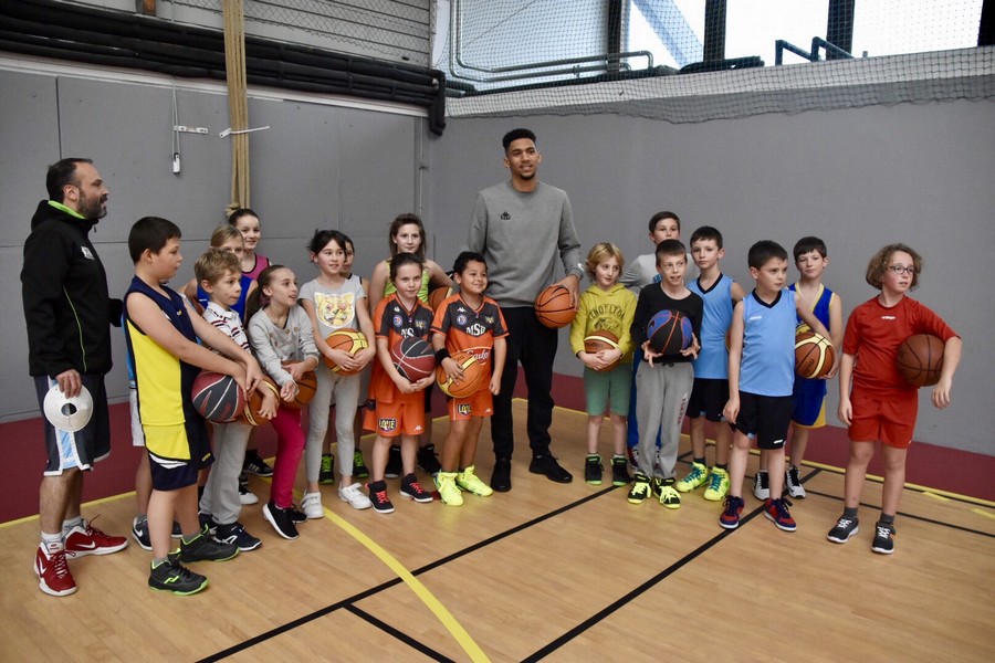 Olivier avec les jeunes basketteurs de Bouloire
